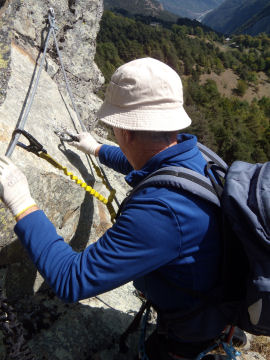 Aldo sulla parte intermedia della Ferrata di Covarey (57870 bytes)
